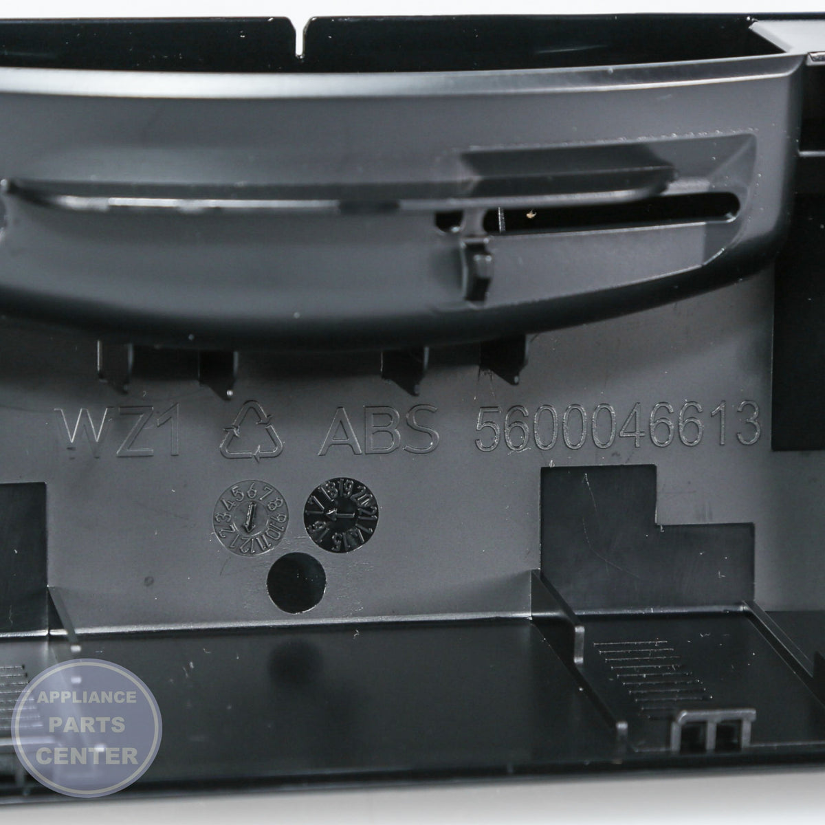 BSH PANEL-FACIA 00665888 - Installation in specific model showing key mounting points