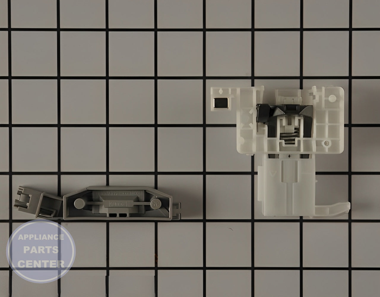 BOSCH DISHWASHER LOCK 10028963 - Detailed view of the latch mechanism