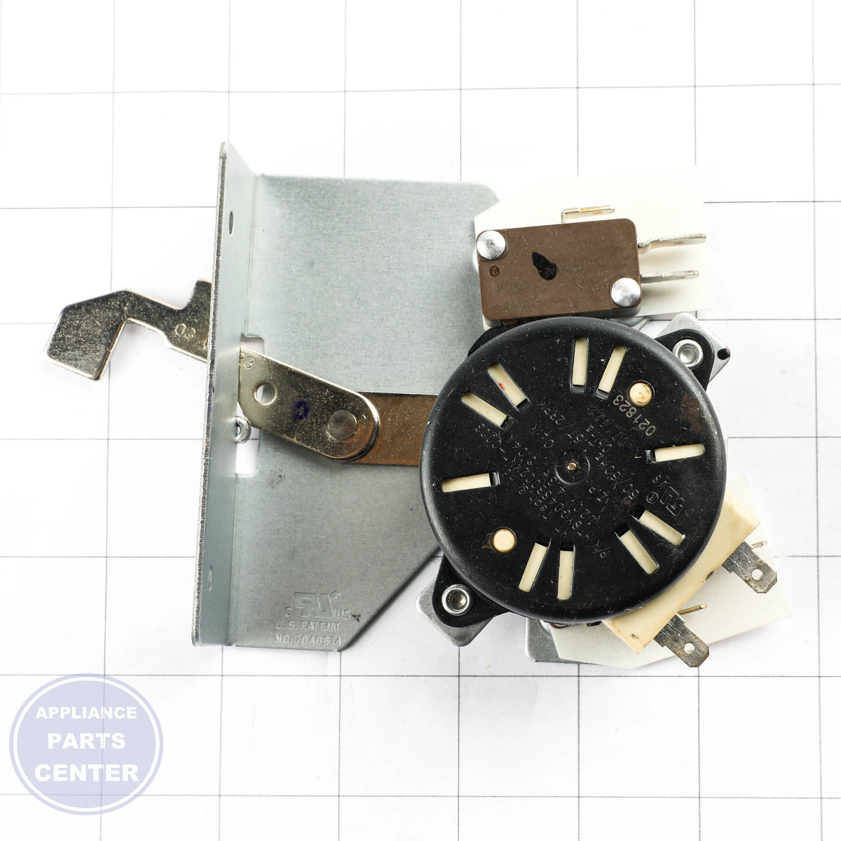 GEH LATCH AUTOMATIC WB10X28793 - Installation in specific model showing key mounting points