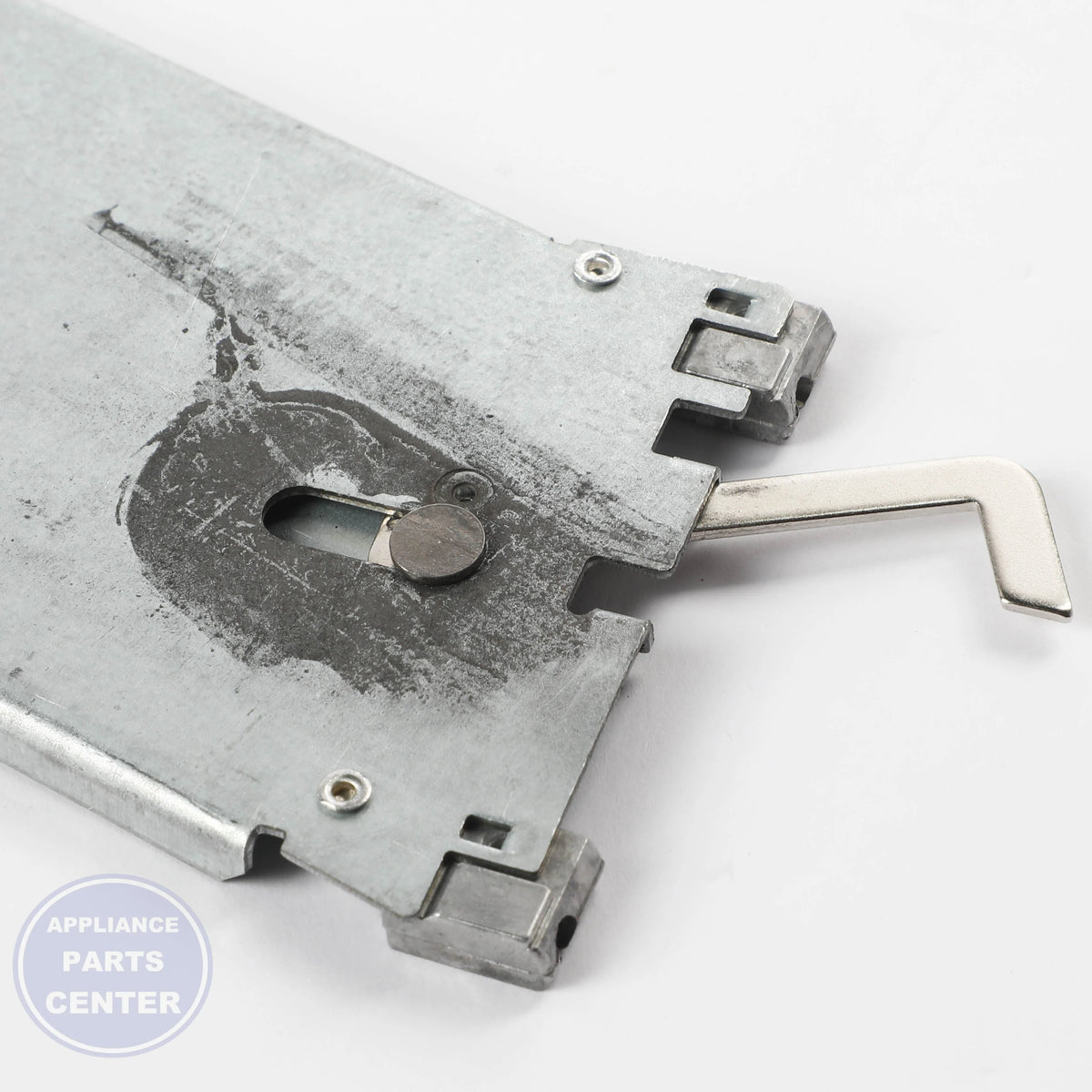 GEH LATCH AND HARNESS ASM WB14T10067 - Installation in GEH model showing key mounting points