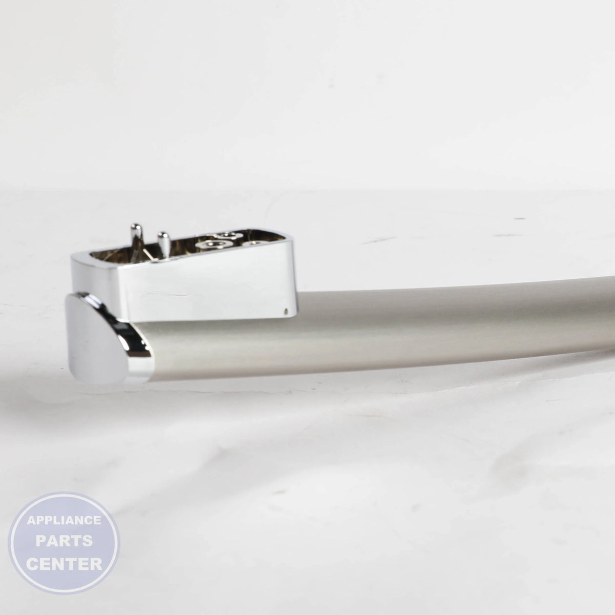 GEH HANDLE AND END CAP ASM WB15X24967 - Installation in GEH XYZ model showing secure mounting points