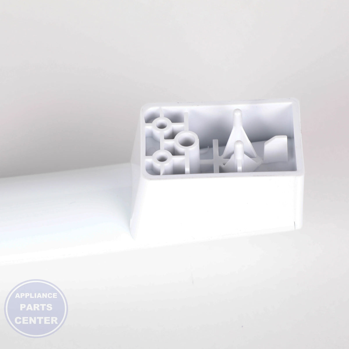 GEH WHITE HANDLE AND ENDCAP WB15X35075 - Installation in GEH model showcasing mounting points