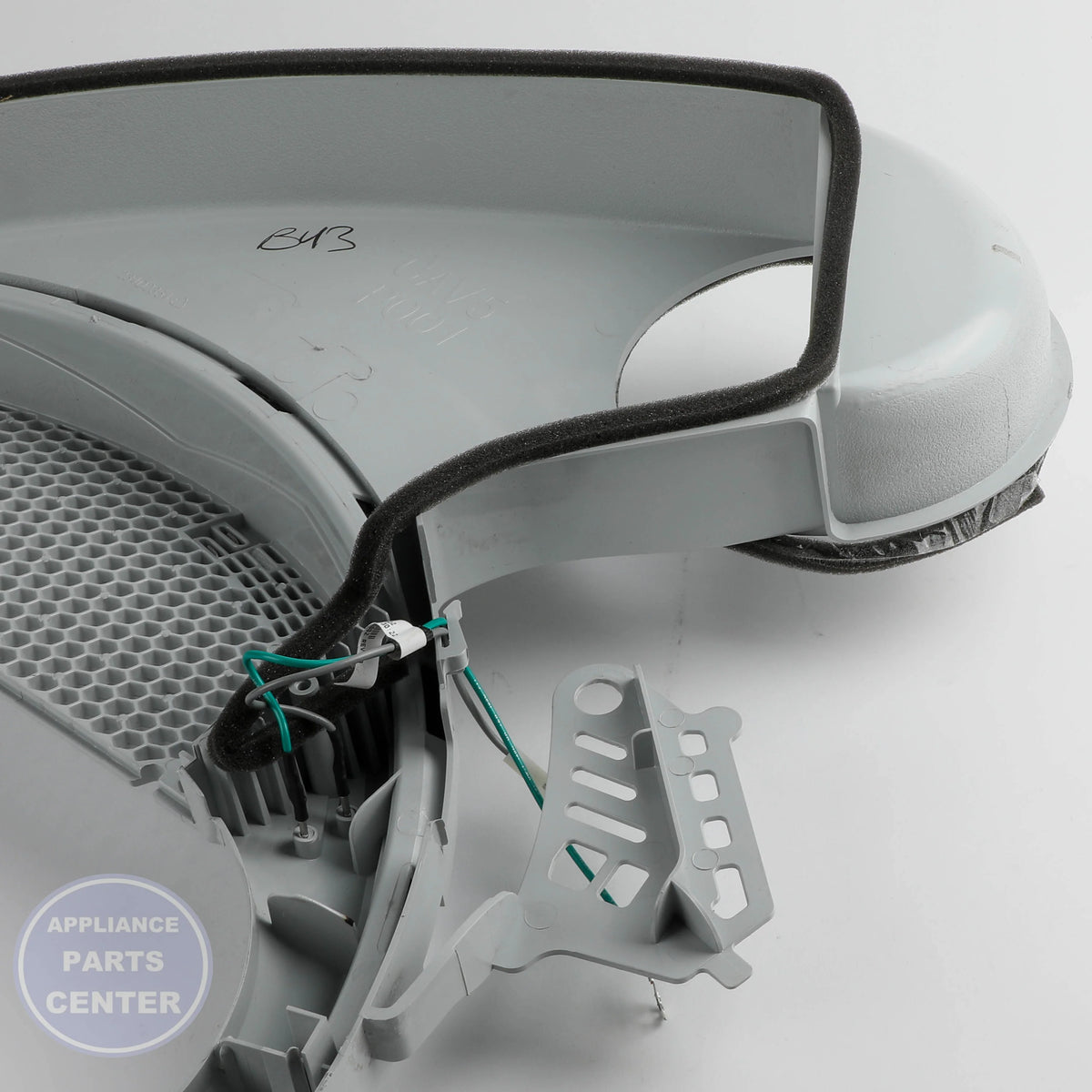 GEH TRAP DUCT ASM WE01X25334 - Installation in specific model showcasing mounting points