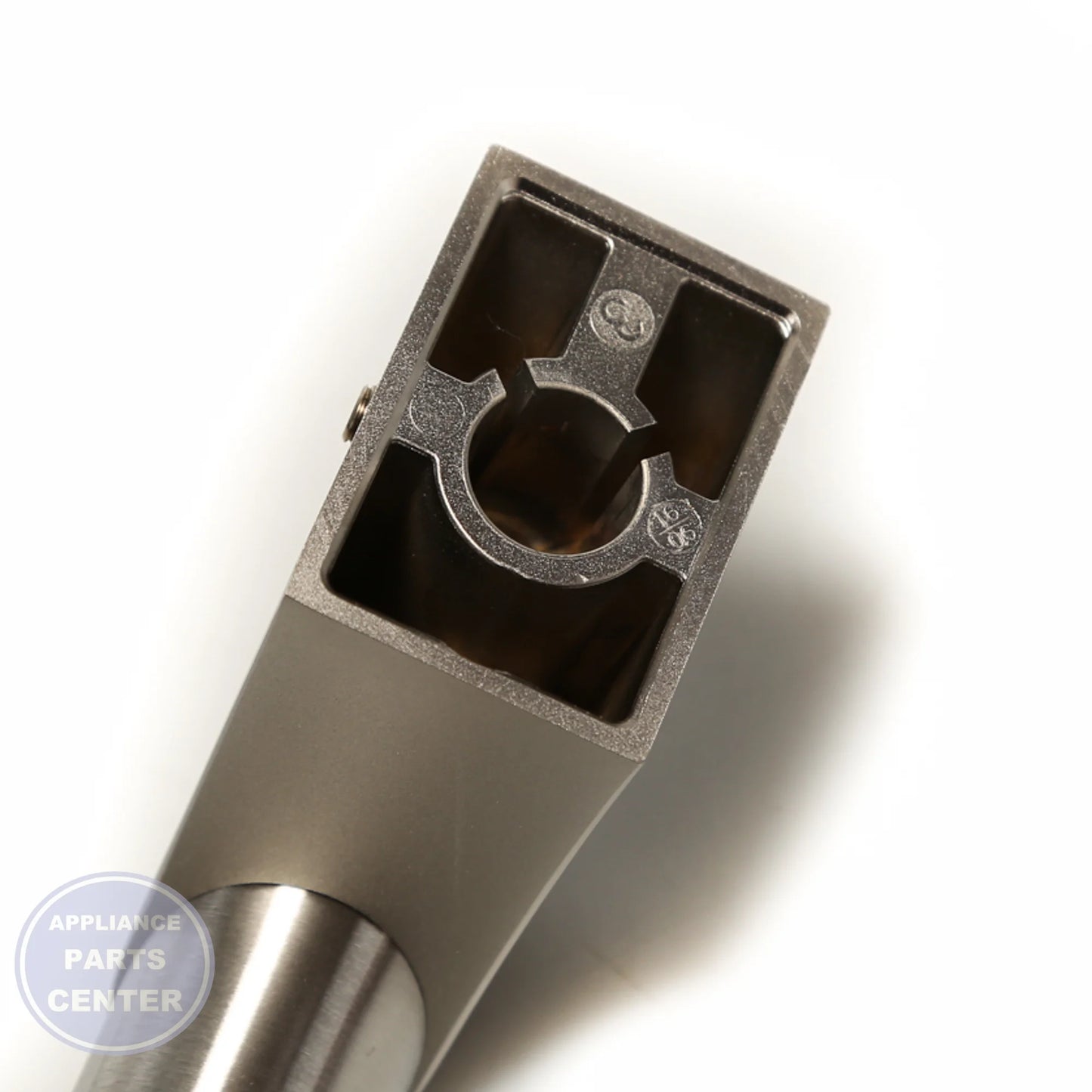 GEH HANDLE ASM FF WR12X11047 - Installation in GEH XYZ model showing key mounting points
