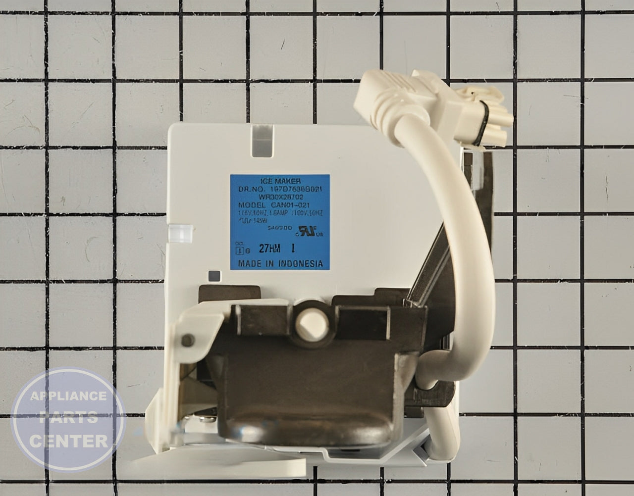 GE REFRIGERATOR ICE MAKER WR30X10093 - Installation in GE ice machine showing quick mounting points