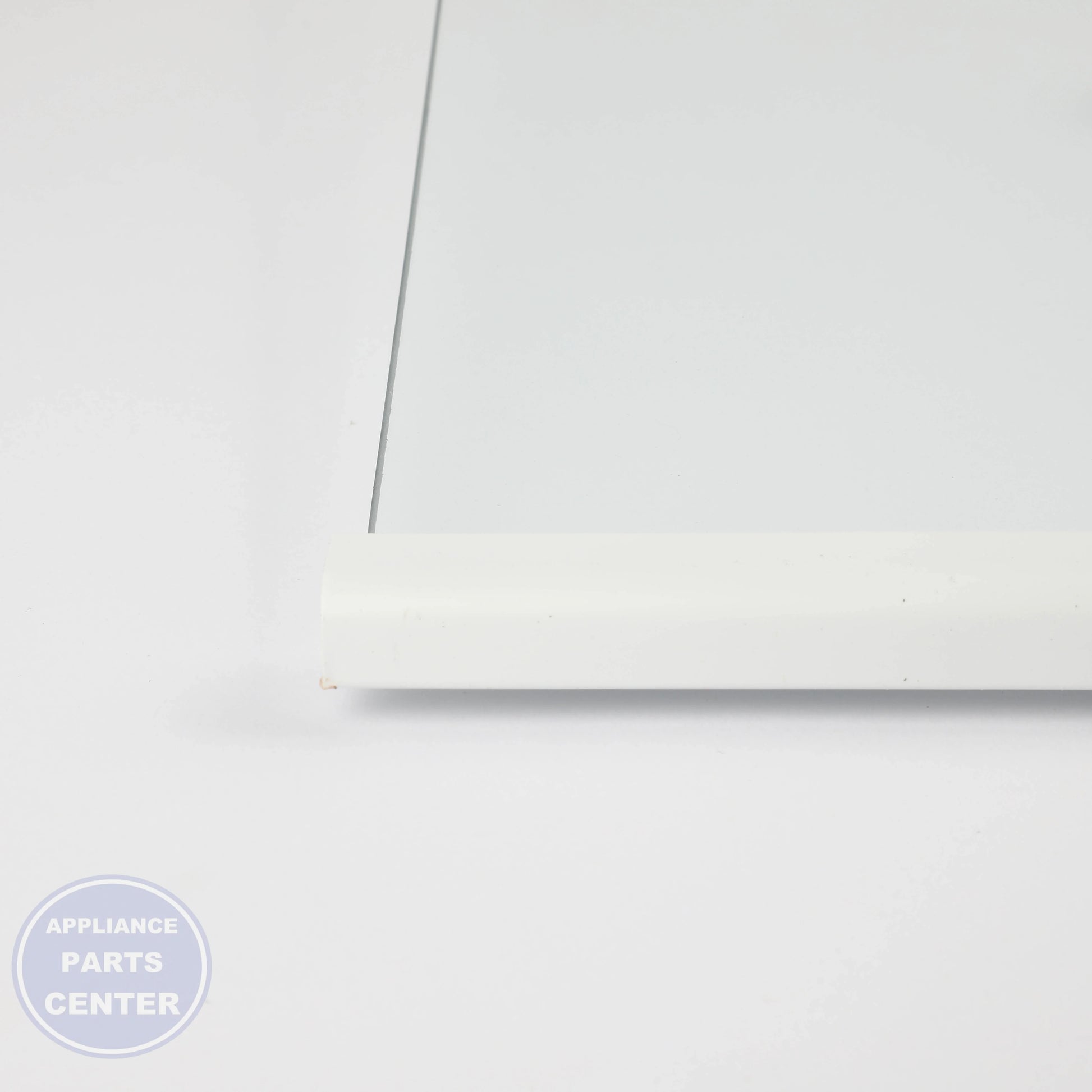 FRESH FOOD GLASS SHELF 22 - Detailed view of durable glass construction