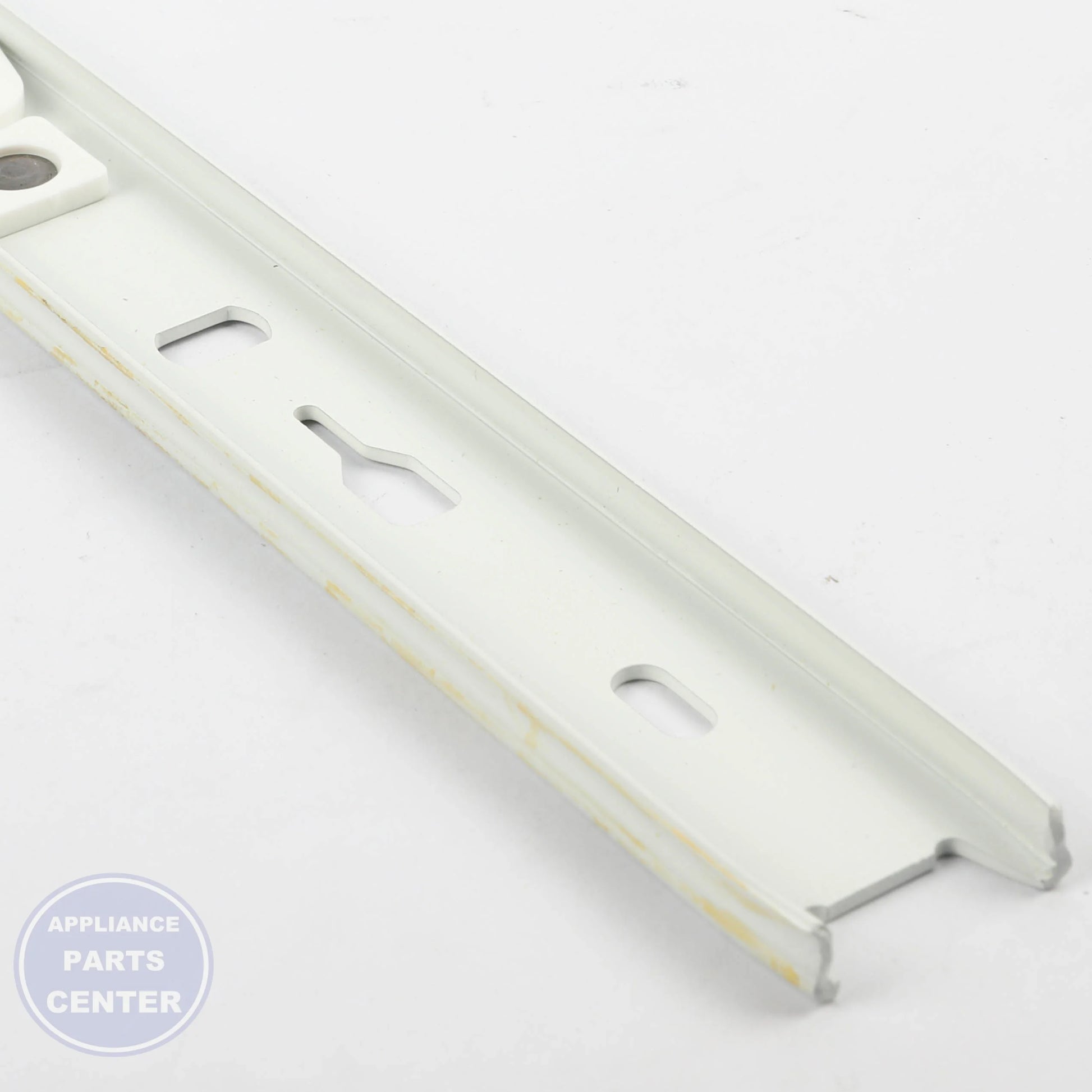 GEH FRAME GUIDE SHORT SLID WR72X10123 - Installation in XYZ series showing mounting points