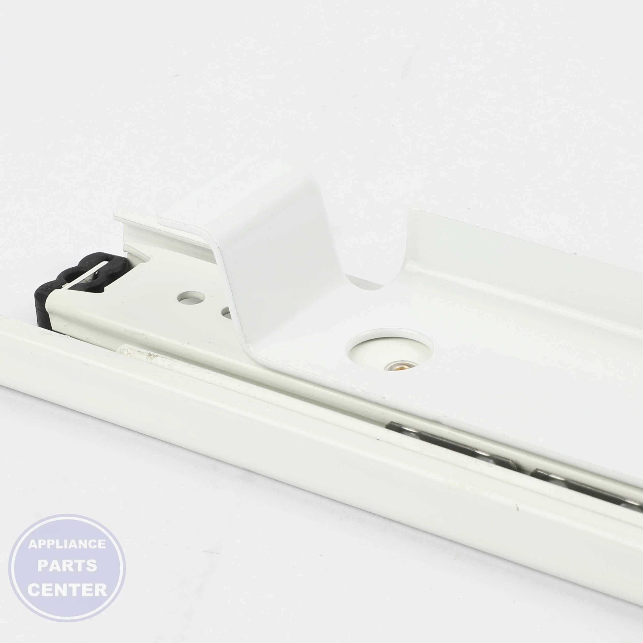GEH FZ SLIDE ASM LH WR72X10190 - Installation in specific model showing key mounting points