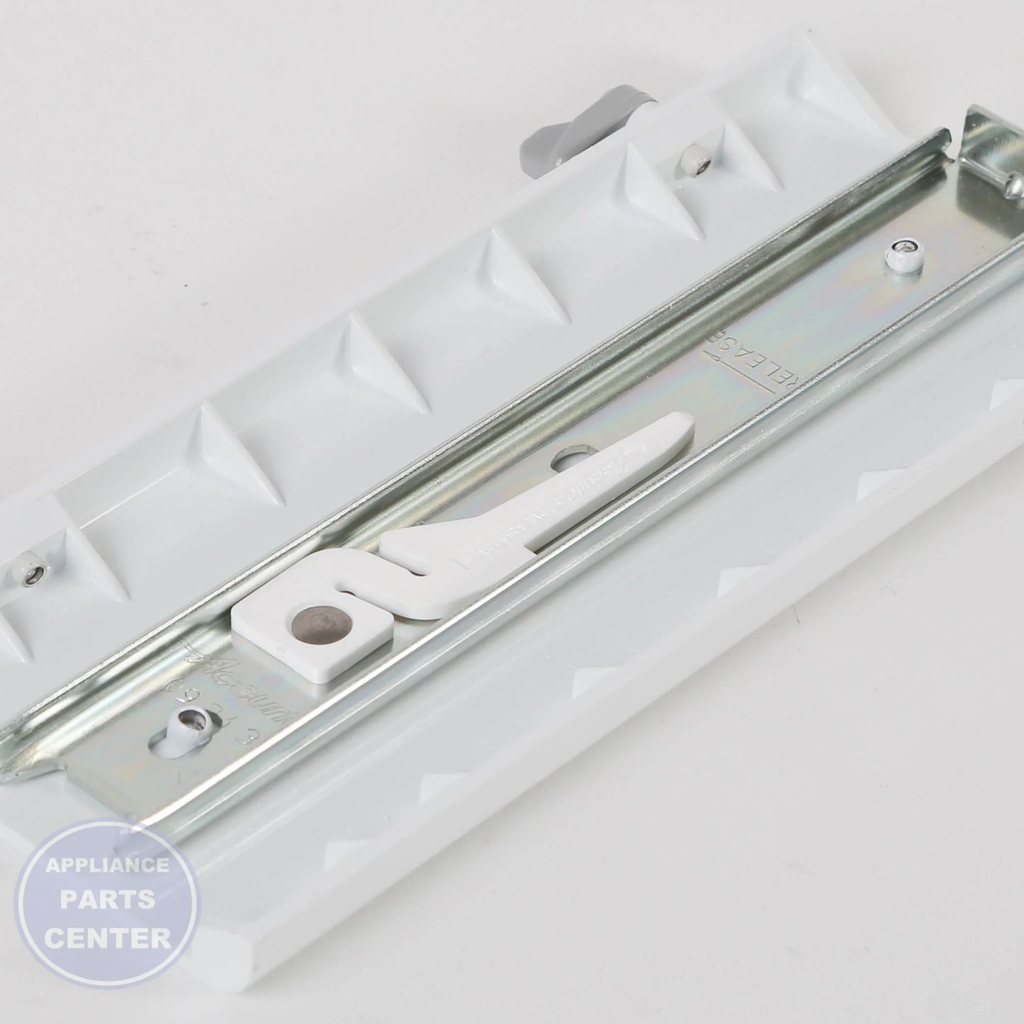 GEH SLIDE AND BRACKET ASM L WR72X10193 - Installation in specific model showcasing key mounting points