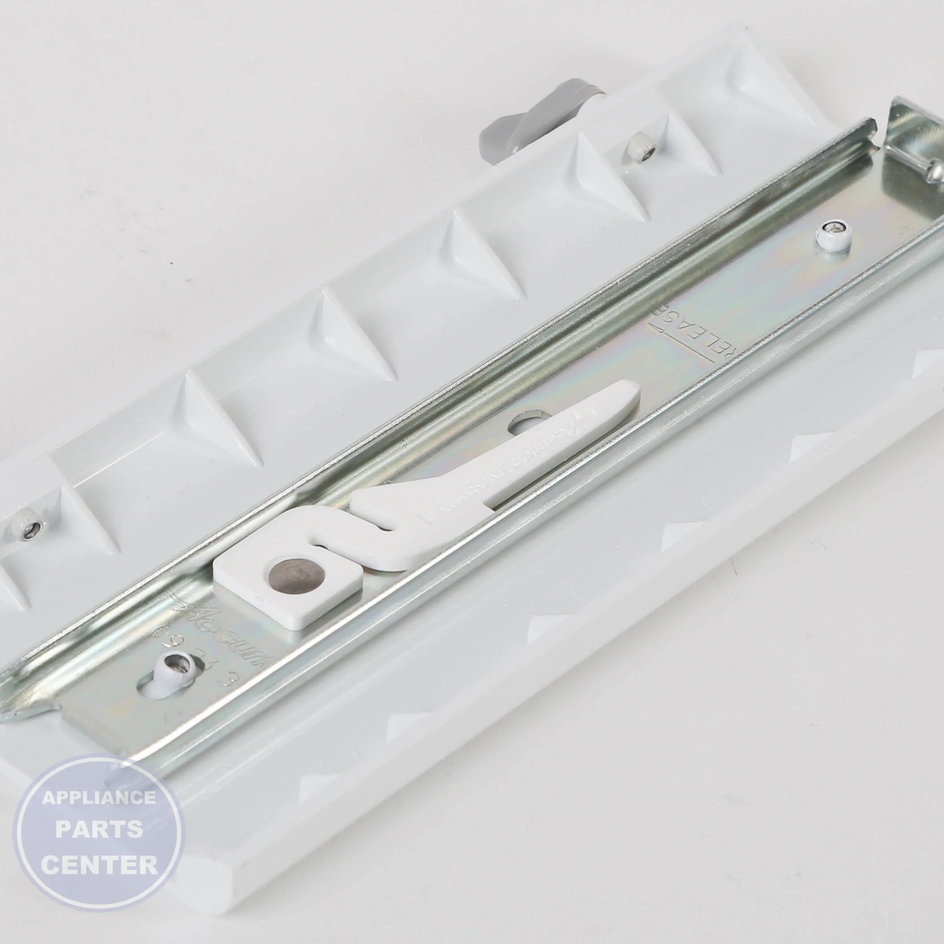 GEH SLIDE AND BRACKET ASM L WR72X10193 - Installation in specific model showcasing key mounting points