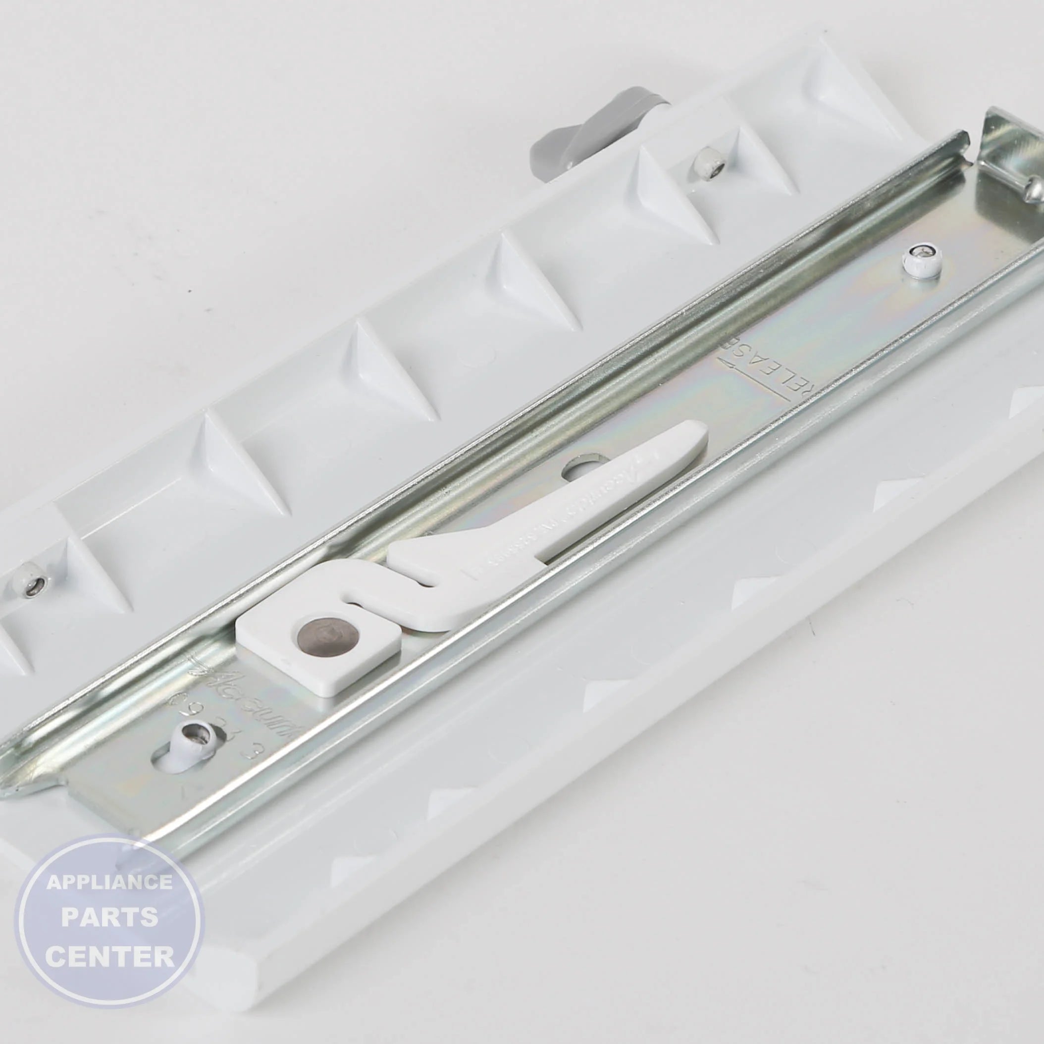 GEH SLIDE AND BRACKET ASM L WR72X10193 - Installation in specific model showcasing key mounting points